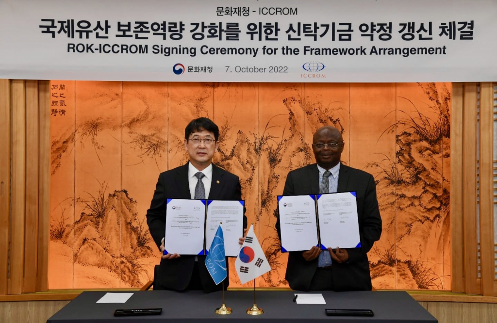 L-R: Mr Eung Chon Choi, Administrator of the Cultural Heritage Administration (CHA), and ICCROM Director-General Dr Webber Ndoro. Photo: The Cultural Heritage Administration of Korea (CHA)