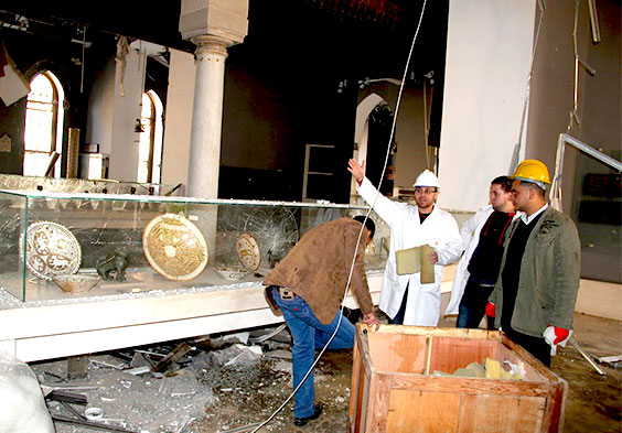 L'équipe de sauvetage du patrimoine égyptien intervenant après l'explosion d'une bombe au Musée d'art islamique du Caire, en janvier 2014.