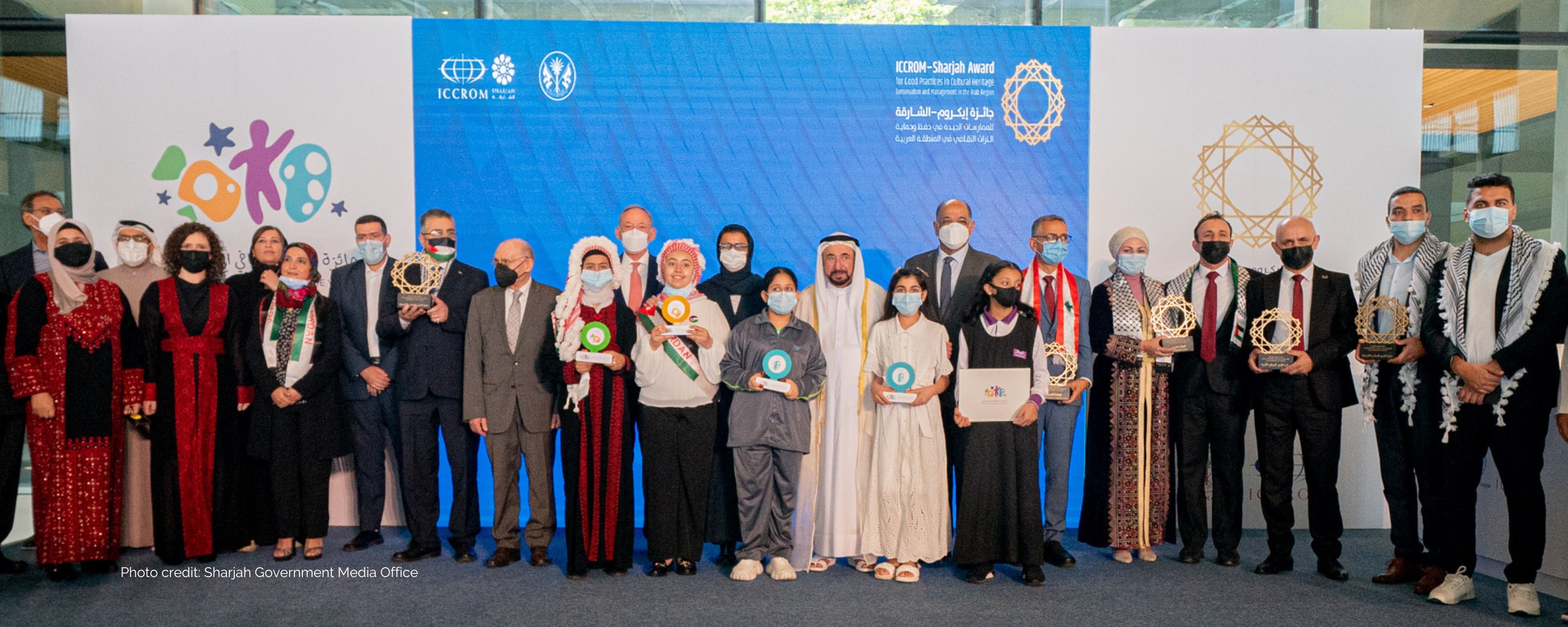 Sur la photo, les jeunes lauréats du Prix du patrimoine culturel arabe pour la jeunesse, pour les premiers prix décernés dans les catégories dessin, photographie, danse folklorique et film.   Crédit photo : Bureau des médias du gouvernement de Sharjah 