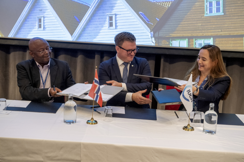 Da sinistra a destra: Webber Ndoro, Aleksander Øren Heen e Grethel Aguilar alla cerimonia di firma a Bergen, in Norvegia, per la seconda fase del World Heritage Leadership Programme.  Foto: Helge Skodvin