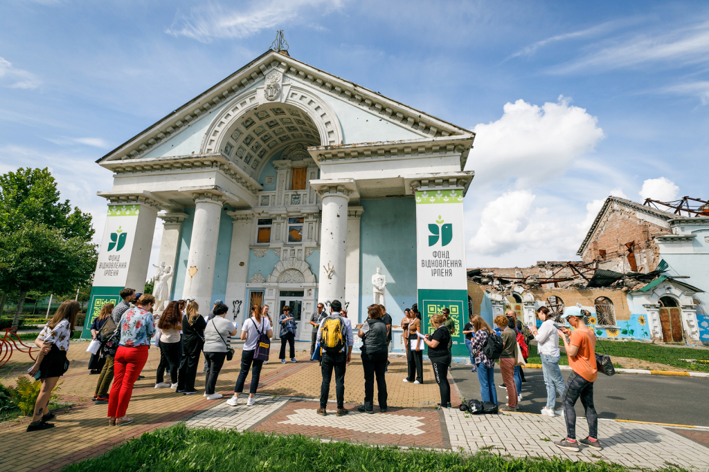 Participants on site conducting damage and risk assessments for movable, immovable and intangible heritage. Credit: Maidan Museum/ICCROM Bohdan Poshyvailo 