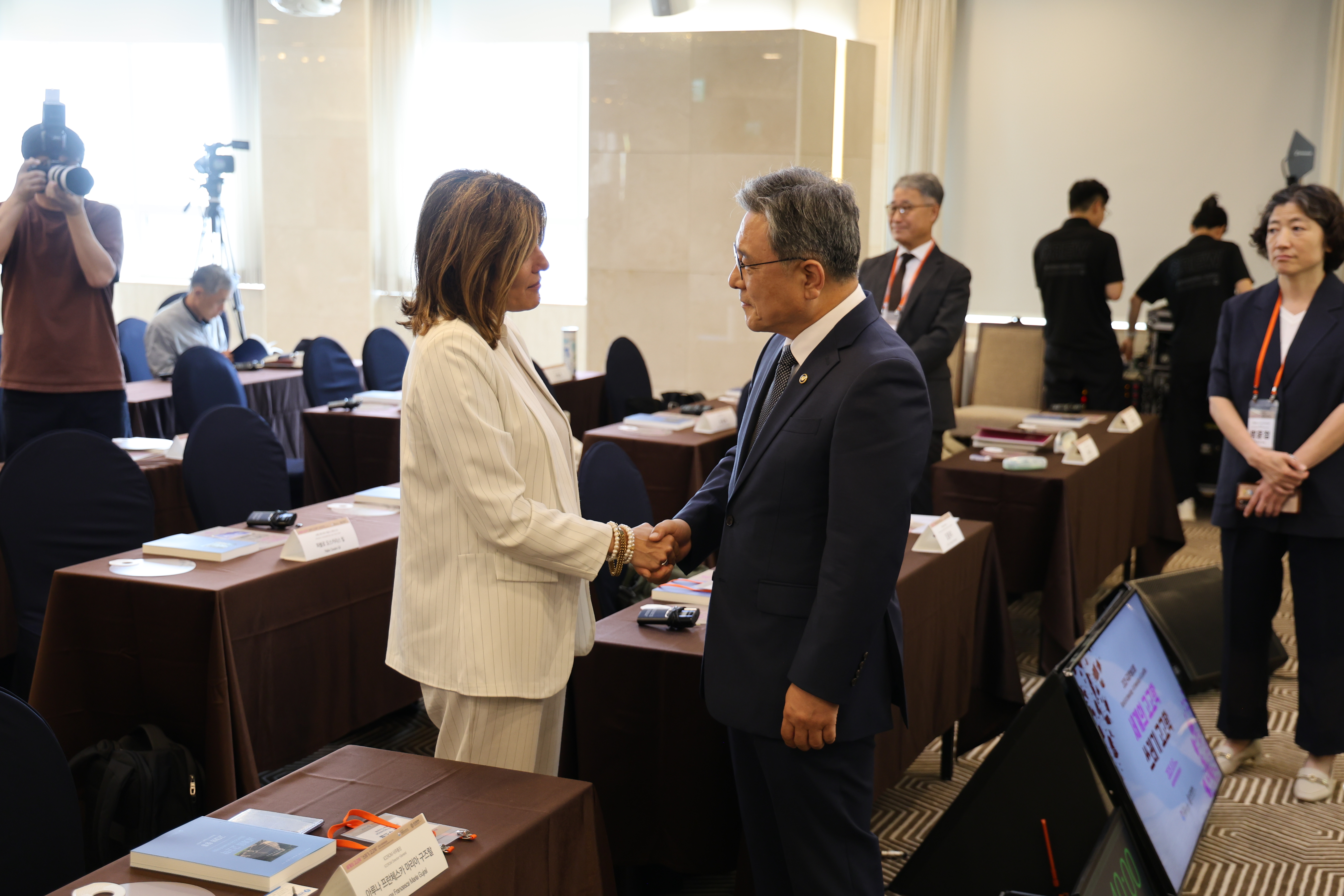 Meeting with the Administrator of the Korea Heritage Service, Mr Huh Min