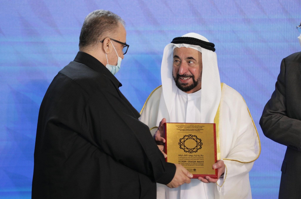 Abdullatif Abu Hashem, palestinese, ha ritirato il Gran Premio ICCROM-Sharjah del precedente ciclo di premi, a nome del progetto "Digitalizzazione e primo soccorso al patrimonio documentario della collezione di manoscritti della Biblioteca della Grande Moschea Omari" a Gaza. Ha ricevuto la targa da HH Sheikh Dr Sultan bin Muhammad Al Qasimi, membro del Consiglio Supremo e Ruler di Sharjah. Crediti fotografici: Ufficio stampa del governo di Sharjah  