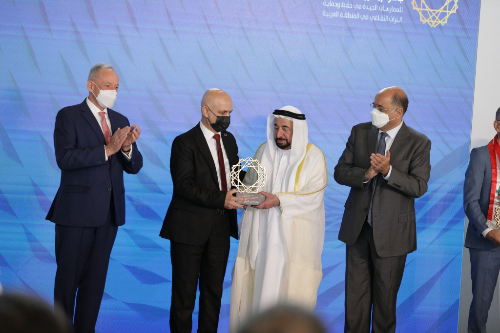 Ihab Haj Daoud del Ministero del Turismo e delle Antichità in Palestina ha accettato il premio di riconoscimento speciale ICCROM-Sharjah Award, assegnato al progetto Hisham Palace, Palestina, da HH Sheikh Dr Sultan bin Muhammad Al Qasimi, membro del Consiglio Supremo e Ruler di Sharjah. 