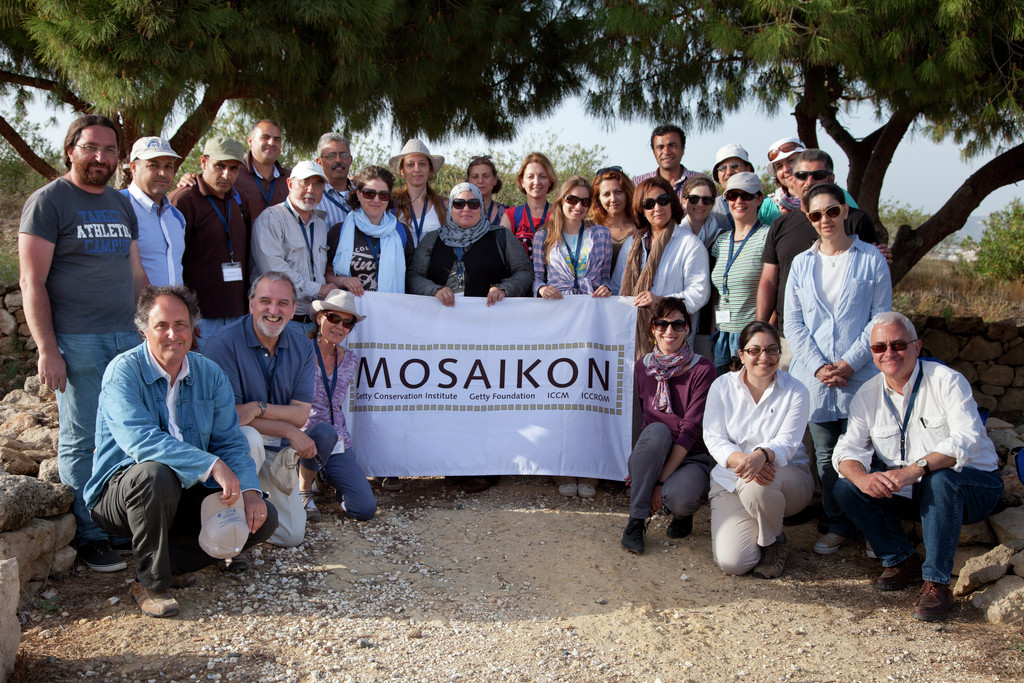 صورة جماعية للمشاركين والعاملين في دورة مبادرة موزايكون في حديقة بافوس الأثرية، في بافوس بقبرص، تصوير سكوت س. وارين