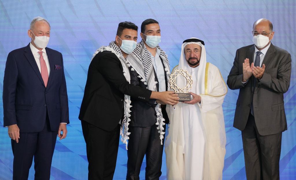Mohamad Abu Lehia e Mohamad Abu Rjelleh del Museo di Qarara hanno accettato il premio ICCROM-Sharjah di riconoscimento speciale, assegnato al progetto del villaggio di Qarara, in Palestina, da HH Sheikh Dr Sultan bin Muhammad Al Qasimi, membro del Consiglio Supremo e Ruler di Sharjah. 
