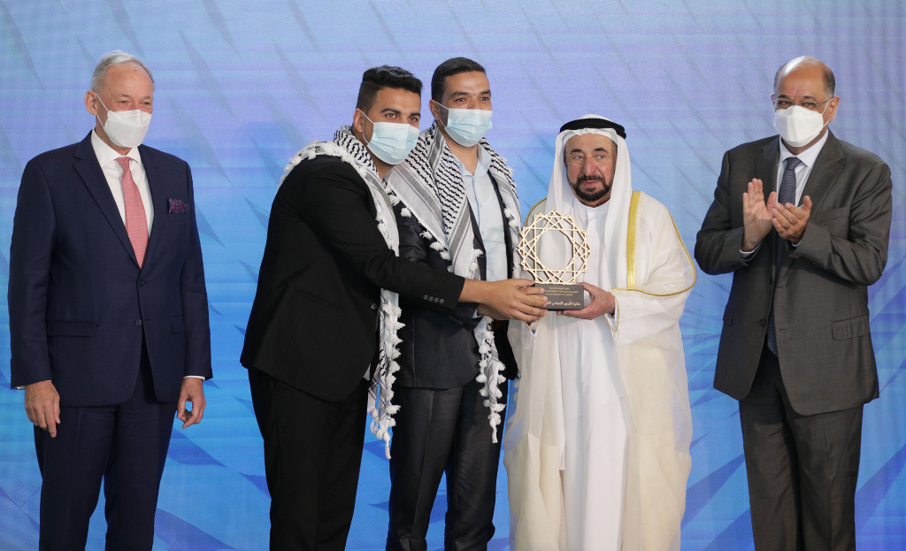 Mohamad Abu Lehia et Mohamad Abu Rjelleh, du Qarara Museum, ont accepté le Prix de reconnaissance spéciale de l’ICCROM-Sharjah, décerné au projet du village de Qarara, en Palestine, des mains de SA Sheikh Dr Sultan bin Muhammad Al Qasimi, membre du Conseil suprême et Gouverneur de Sharjah. Crédit photo : Bureau des médias du gouvernement de Sharjah 