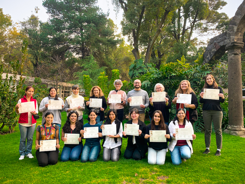 Course participants from Argentina, Brazil, Chile, Colombia, Mexico, Peru, Spain and Uruguay with the team of professors from the Graphic Documents Conservation Laboratory at CNCPC-INAH.