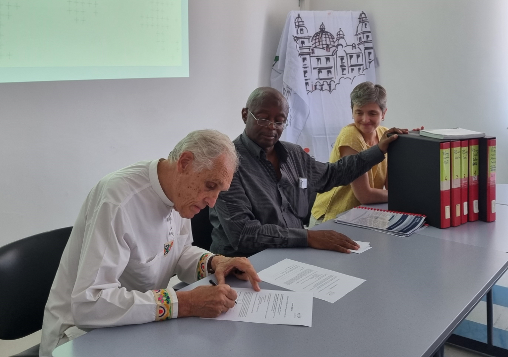 Gael de Guichen and Director General Webber Ndoro sign agreement officially transferring de Guichen's archive of RE-ORG materials to the ICCROM Archives