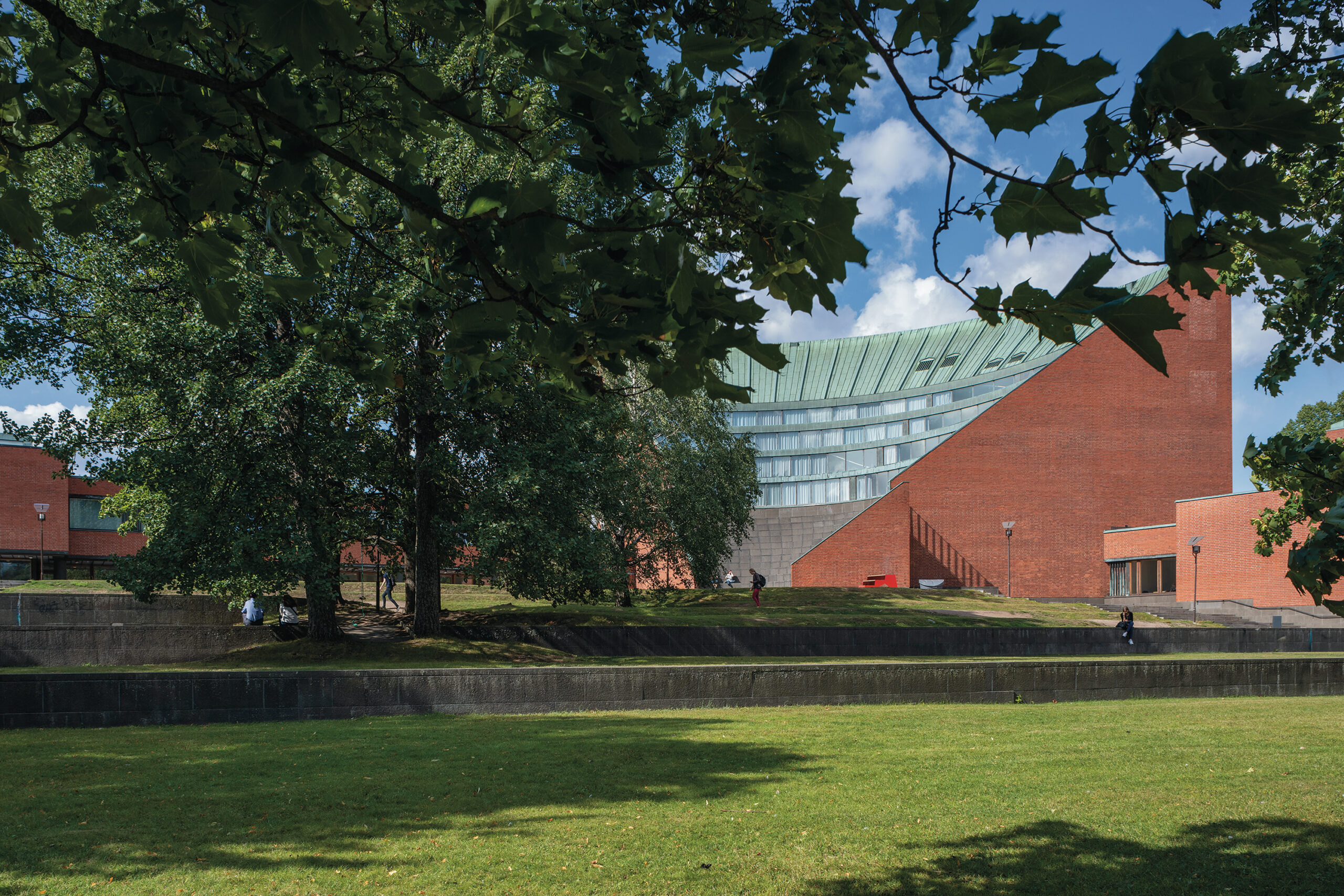 University-of-Technology-1949-1953-65-park-of-the-main-building-Helsinki.-Photo-Maija-Holma-Alvar-Aalto-Foundation-scaled