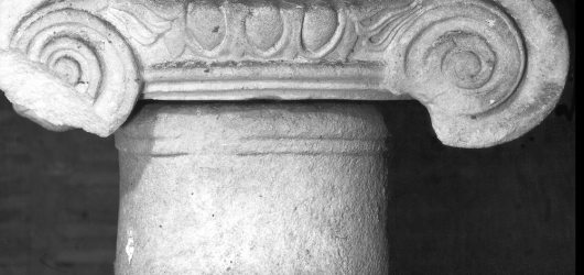 Italia: Capitel romano en la cripta de Sant'Angelo en la iglesia de Pescheria, Roma