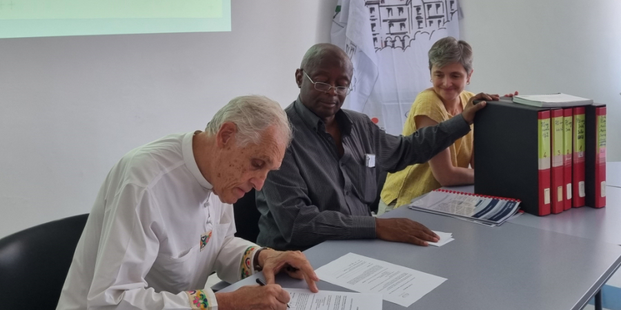 Gael de Guichen and Director General Webber Ndoro sign agreement officially transferring de Guichen's archive of RE-ORG materials to the ICCROM Archives