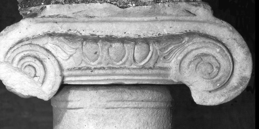 Italie : un chapiteau romain dans la crypte de l'église Sant'Angelo in Pescheria, Rome