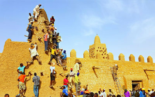 Crépissage de Mosquée Djingareyber, Tombouctou (c) UNESCO Herve Huot Marchand