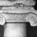 Italie : un chapiteau romain dans la crypte de l'église Sant'Angelo in Pescheria, Rome